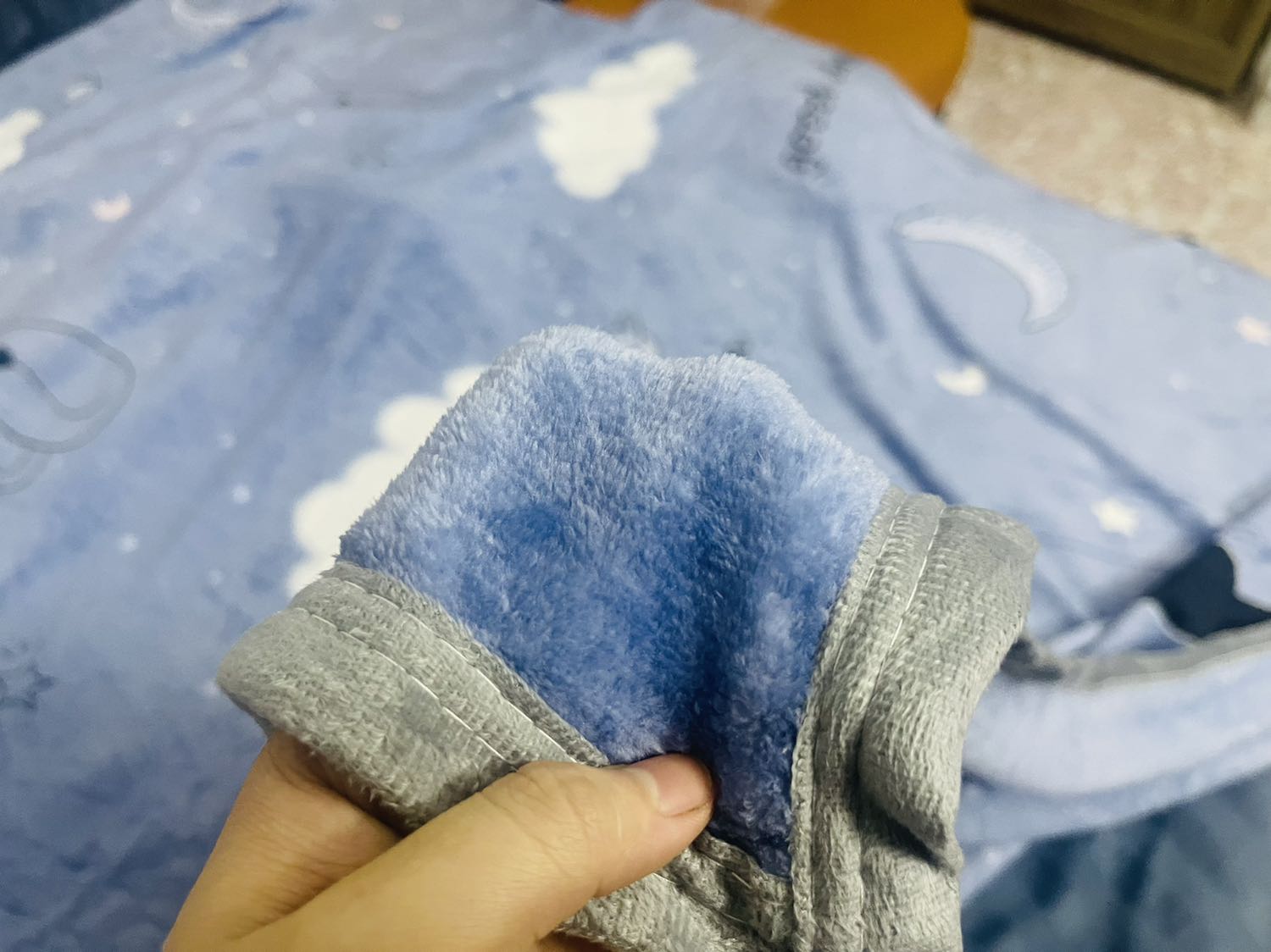 Phải nói là mền xinh xỉu luôn. Vừa to mà hoạ tiết lại cute nữa. nhìn trải lên giường là chill lắm luôn. Mền mỏng cũng phù hợp thời tiết nóng ở miền Nam