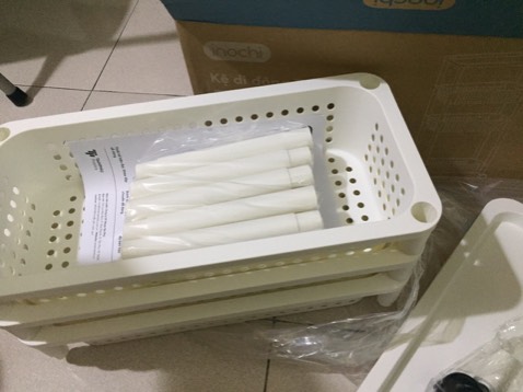 Phải nói là cực kỳ hài lòng với cách giao hàng của tiki quá nhanh luôn :) mới đặt xong hôm qua mà hôm nay có luôn rồi... nhân viên giao hàng chuyên nghiệp tận tình vui vẻ luôn :) về sản phẩm thì tuyệt vời đáng đồng tiền bỏ ra. Chất nhựa rất mướt kiểu có độ đàn hồi mềm sờ cũng đã thấy xịn sò hơn rồi. Chân di động lăn rất là êm  và nhẹ nhàng, các khớp nối tầng  với nhau rất chắc chắn. Có tháo lắp dễ dàng khi di chuyển. Kệ chắc chắn nên để đồ nặng cũng không sợ.. đóng gói rất là gọn gàng. Có sách hướng dẫn lắp đặt chi tiết. Màu trắng rất sang và sạch sẽ để phòng khách hay đi chuyển tới các phòng khác cũng dễ dàng.. nói chung mình rất là thích và ưng sản phẩm này. Mẹ mình cũng bảo đặt cho bà thêm 1 cái Hihi