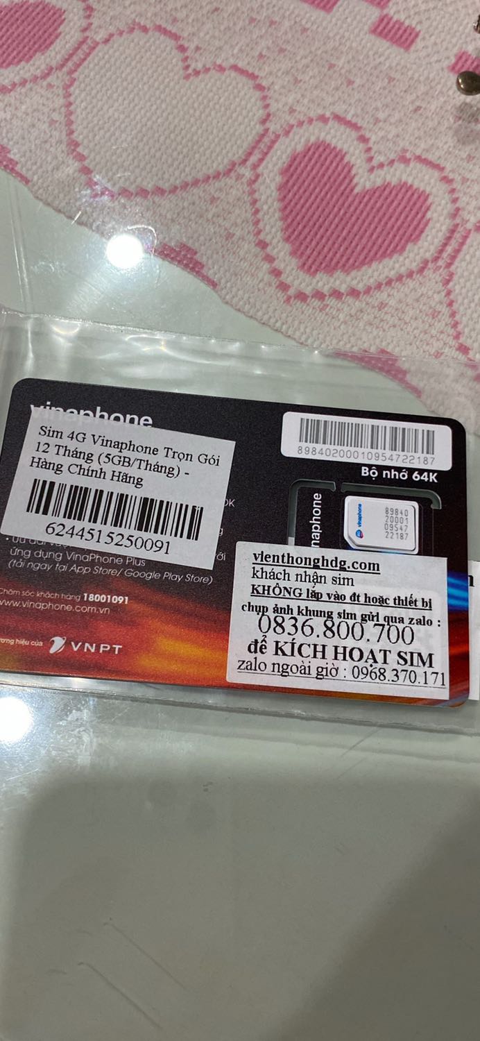 Minh mua sim này và dùng dịch vụ tikinow, giao nhanh 2h vì cần gấp. Mua xong về. Mình làm theo hướng dẫn trên sim để kích hoạt. Nhắn *** đợi hồi lâu không ai hướng dẫn. Xong mình gọi điện thoại thì bảo mình nhắn thêm cả phiếu mua hàng tiki. Mình chụp gửi xong cũng ko trả lời. Đến cả 1 đêm đến hôm sau sim vẫn không dùng được. Nếu thế thì mình dùng dịch vụ tikinow để làm gì. Rất bực. ! MUA CỦA DAUMART okie hơn.