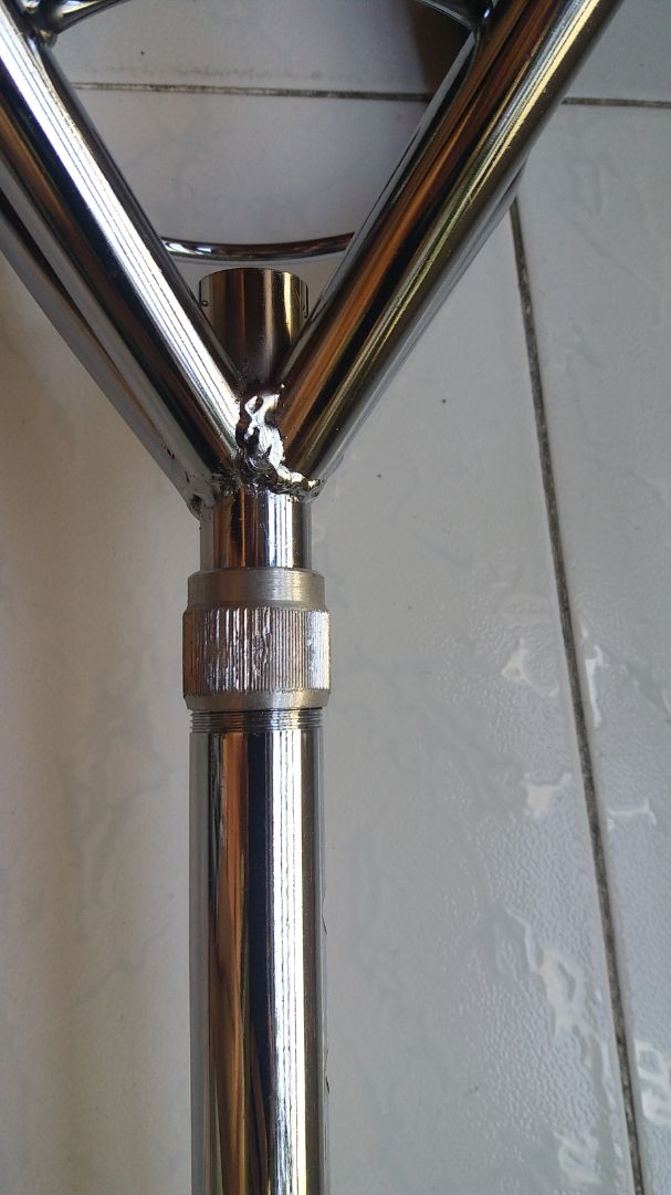 Hàng đóng gói kĩ . Giao hàng chậm vì dịch . Hàng không có thương hiệu  dù giới thiệu là lucass . Chất lượng hoàn thiện không tốt . Mn khg nên mua gậy chống loại này .