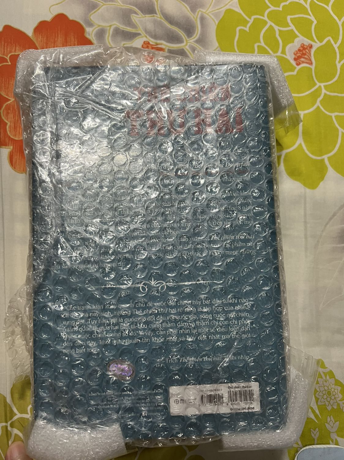 Sách của omega thì +1 rồi. Qua ảnh có thể thấy sách được đóng gói rất cẩn thận, nếu gặp lỗi gì thì nên liên hệ trực tiếp với nhà sách để được hỗ trợ đổi trả. Sẽ còn ủng hộ