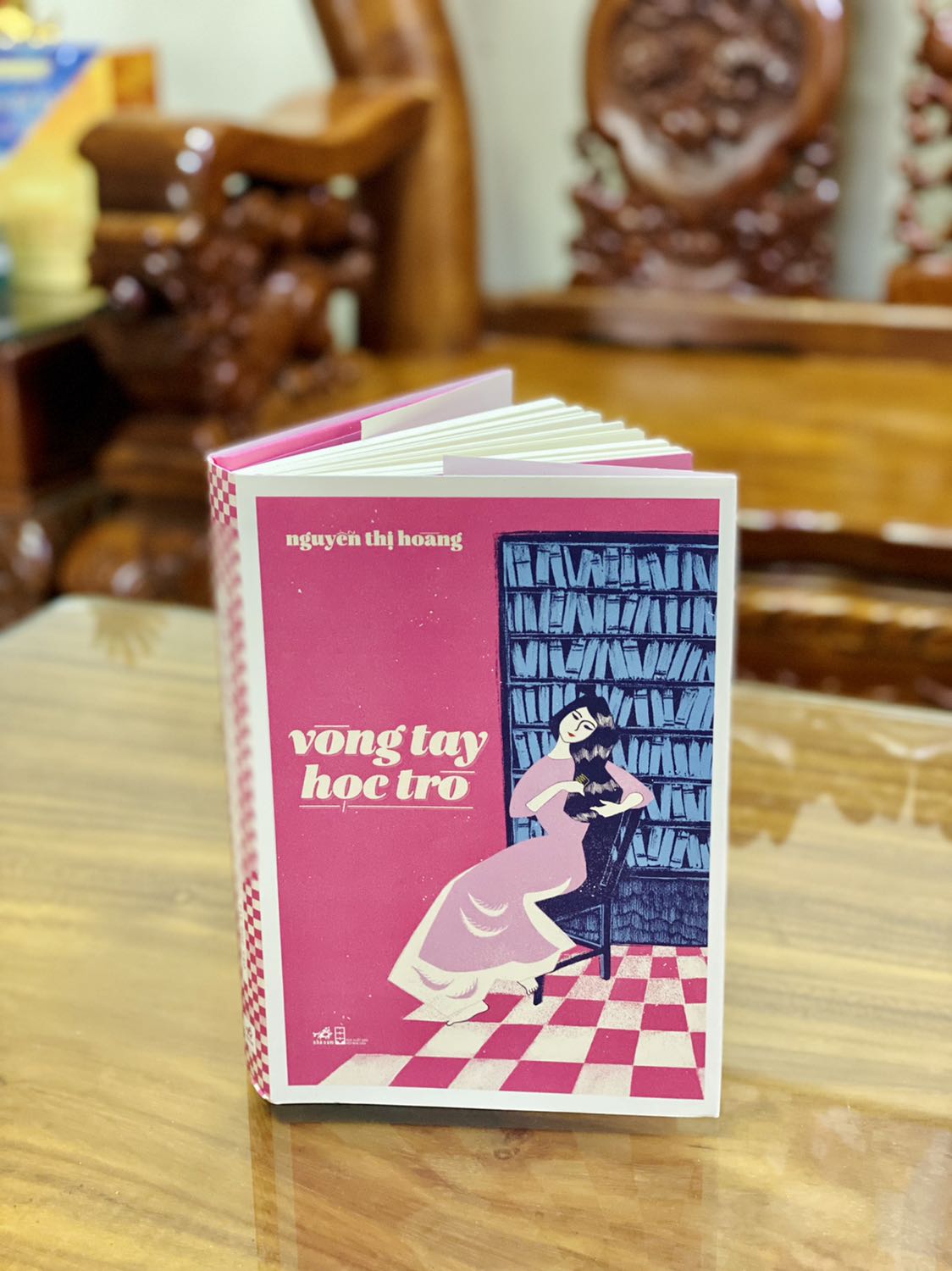 - Tiki giao hàng đúng lịch hẹn. Đơn lần này mình đặt 2 quyển được đóng gói khá cẩn thận, có chèn thêm một ít giấy trên bề mặt sách. 
- Sách bìa cứng, khổ vừa, có áo sách, cầm chắc chắn. Màu sắc và hình ảnh minh họa trên bìa quá xuất sắc, màu hồng chủ đạo vừa nữ tính nhưng cũng có chút hoài cổ. Chất lượng giấy ổn. Điểm trừ duy nhất có lẽ là cách trình bày khá đơn điệu. 
- Với mục đích sưu tầm những quyển sách đẹp thì cá nhân mình đánh giá 5 sao cho sản phẩm này.
