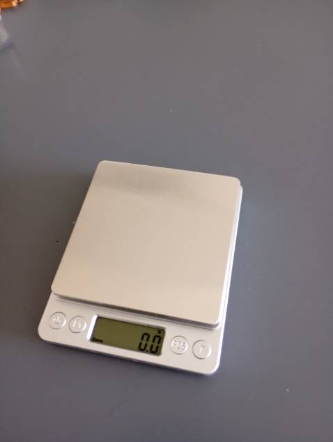 Cân đẹp, có hộp nắp bảo vệ, chống bụi và chắc sẽ bền hơn. Cân chính xác