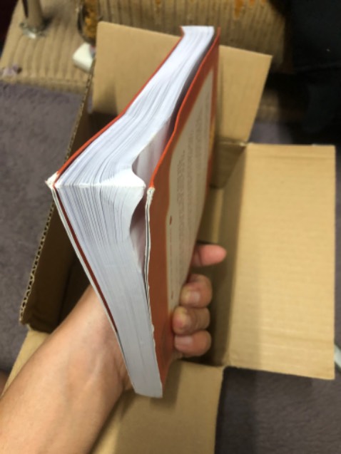 Đóng sách quá cẩu thả,sách bị cong vênh rách cả góc bìa