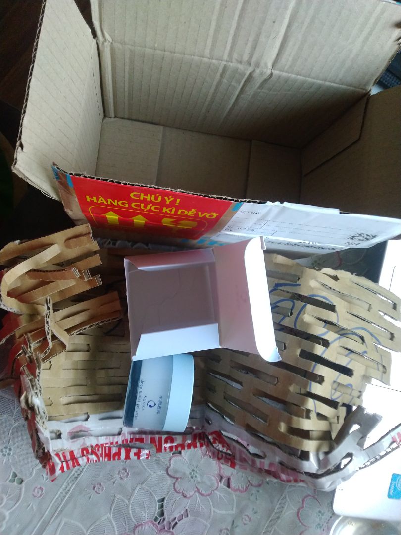 lần mua trước mình thực hiện trả hàng, tiki hoàn xu vào tài khoản tiki -> mình phải vào mua hàng khác. cũng hay dùng senka nên tiện thể chờ sale luôn nhưng ngày 1/12 chờ mãi khung 20h ko thấy nhảy đồng giá 12k với mặt hàng như đã quảng cáo. mình quay ra chọn sản phẩm mặt nạ này vì thấy quảng cáo mua 1 được 1, khi đó giá 189k. lúc chốt được đơn 1-1 vui bao nhiêu thì nhận hàng chưng hửng bấy nhiêu, được đúng 1 lọ sản phẩm và 1 thùng hàng, ko có gì kèm thêm nên ko hiểu mua 1-1 là như thế nào. lần 2 thất vọng với đối tác của tiki và cũng ko có nhu cầu đổi trả để lại bị hoàn xu vào ví tiki như lần 1