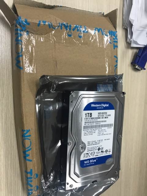 Ổ cứng mà không hề được bọc bằng miếng chống sốc nào luôn, bỏ vào hộp có kích thước quá lớn hơn so với ổ cứng, lắc qua lắc lại chạy tới chạy lui, thật sự rất thất vọng về việc đóng gói này. Hộp bị móp chắc chắn là có va chạm nhiều. Mua sử dụng cho Server mà thế này làm mình cảm thấy không an tâm dù ổ cứng đã nhận. Ổ cứng mà không hề được bọc bằng miếng chống sốc nào luôn, bỏ vào hộp có kích thước quá lớn hơn so với ổ cứng, lắc qua lắc lại chạy tới chạy lui, thật sự rất thất vọng về việc đóng gói này. Hộp bị móp chắc chắn là có va chạm nhiều. Mua sử dụng cho Server mà thế này làm mình cảm thấy không an tâm dù ổ cứng đã nhận.