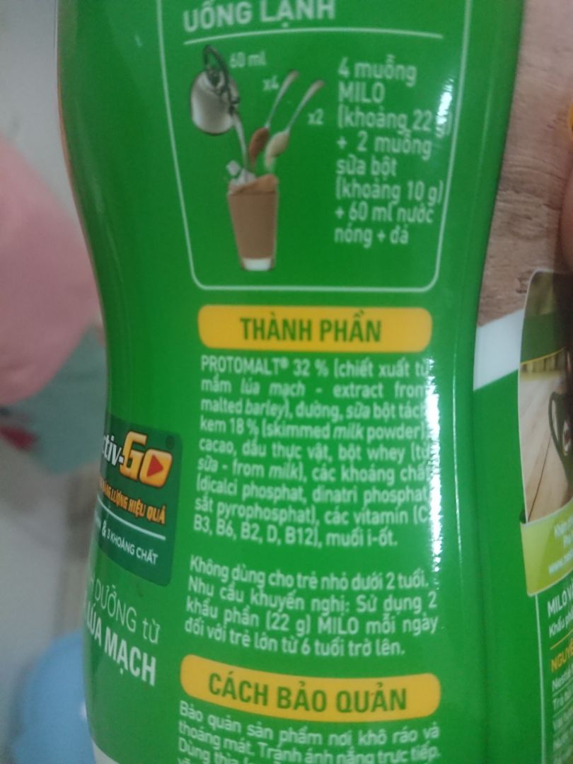 Mình đặt Tiki now nên giao hàng khá nhanh, sản phẩm được đóng gói, bao bọc kĩ càng. Vỏ hộp nhìn còn khá mới; thành phần của hộp của hộp cũng khác với hộp nhựa bình thường: bên hộp thiếc mình mua, trên vỏ bao bì sản phẩm chỗ thành phần không có sữa bột tách kem, bù lại tổng chiếc xuất lúa mạch của hộp thiếc là 35%, qua đó mình thấy được sữa ở hộp thiếc không thơm bằng sữa trong hộp milo bình thường nình hay uống. Nắp hộp được làm bằng thiếc hơi mỏng chút, nên mở ra không cẩn thận sẽ bị biến dạng.
Kết luận: sản phẩm ít béo hơn milo bình thường, đáng tiền mua.