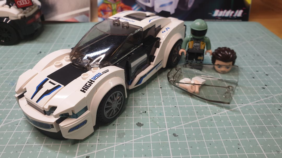 Chất nhựa khoảng 7/10 so với hàng Lego, ko bóng đẹp bằng, tuy nhiên giá chỉ bằng 1/4 Lego nên rất hợp lý. Sách hướng dẫn lắp ráp cũng rất rõ ràng dù ko trực quan bằng Lego. Tóm lại là thương hiệu này đáng mua chơi.