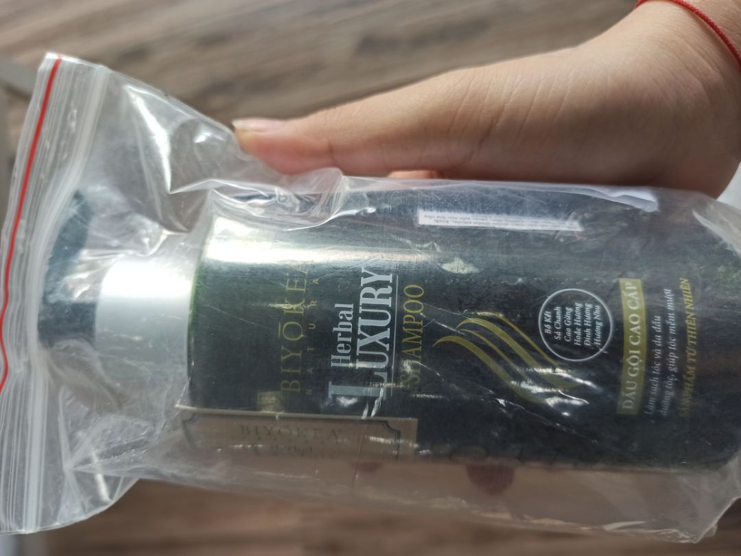 Hàng gói kỹ, giao nhanh quá trời, đặt thứ 4 mà thứ 6 có hàng rồi. Mùi thơm dễ chịu ghê, dầu gội mượt ghê, mình sài vài hôm rồi mới vào viết đánh giá, sản phẩm ok lắm nè, ủng hộ shoo tiếp nha