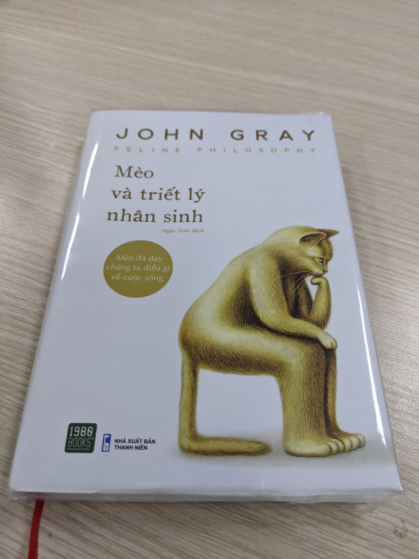 Sách bìa cứng, nhỏ gọn, đẹp, có dây vải đánh dấu trang. Về nội dung thì đối với mình là khá hay, tác giả đã đưa kiến thức triết học của nhiều tác gia nổi tiếng  vào tác phẩm, kết hợp để lý giải cũng như đánh giá về "hành động và suy nghĩ" của loài mèo. Có vẻ như loài mèo không cần đến triết học như con người, vì nó chỉ cần là chính nó là được :))