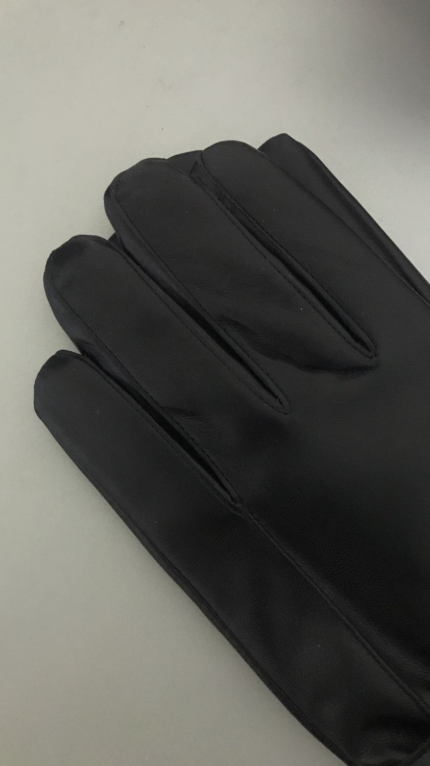 Găng tay da xịn, chất da tốt, mềm mại dễ chịu, bên trong lót lông kỹ càng đeo rất thoải mái và dễ chịu. Đường chỉ may chắc chắn. Hàng tốt đáng đồng tiền.