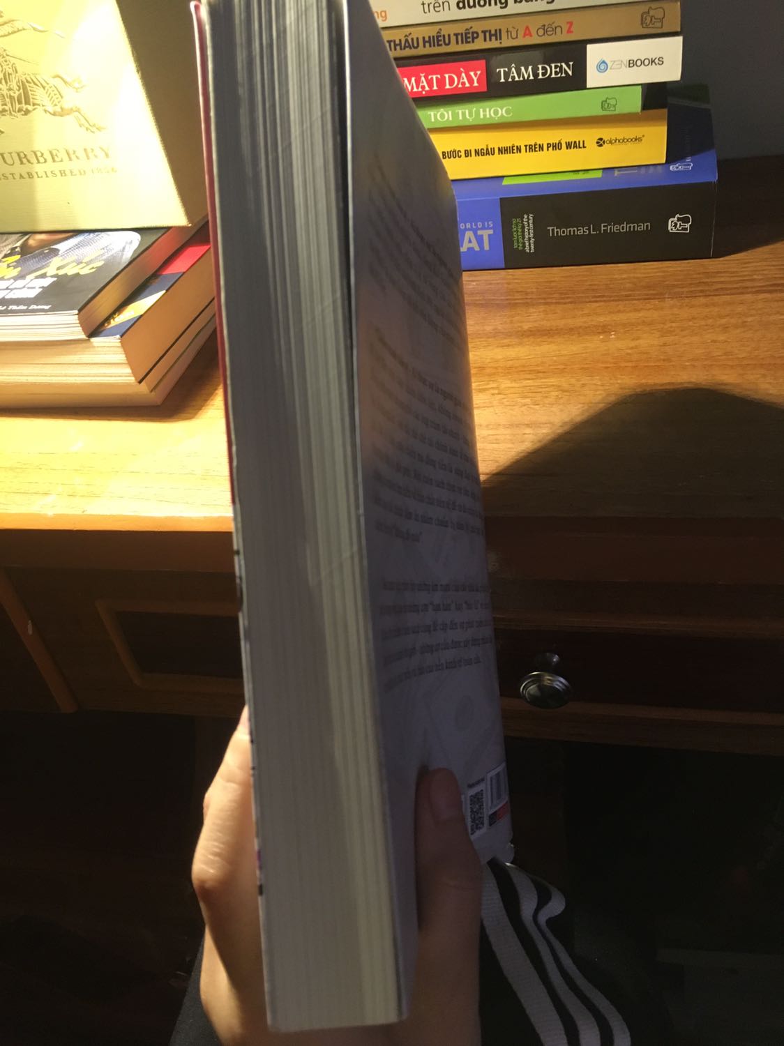 Giao hàng nhanh, nội dung sách rất hay, dành cho những ai thích kinh tế và muốn tìm hiểu sâu hơn về bản chất của tiền tệ. Sẽ cố gắng mua nốt phần ll và phần lll ?