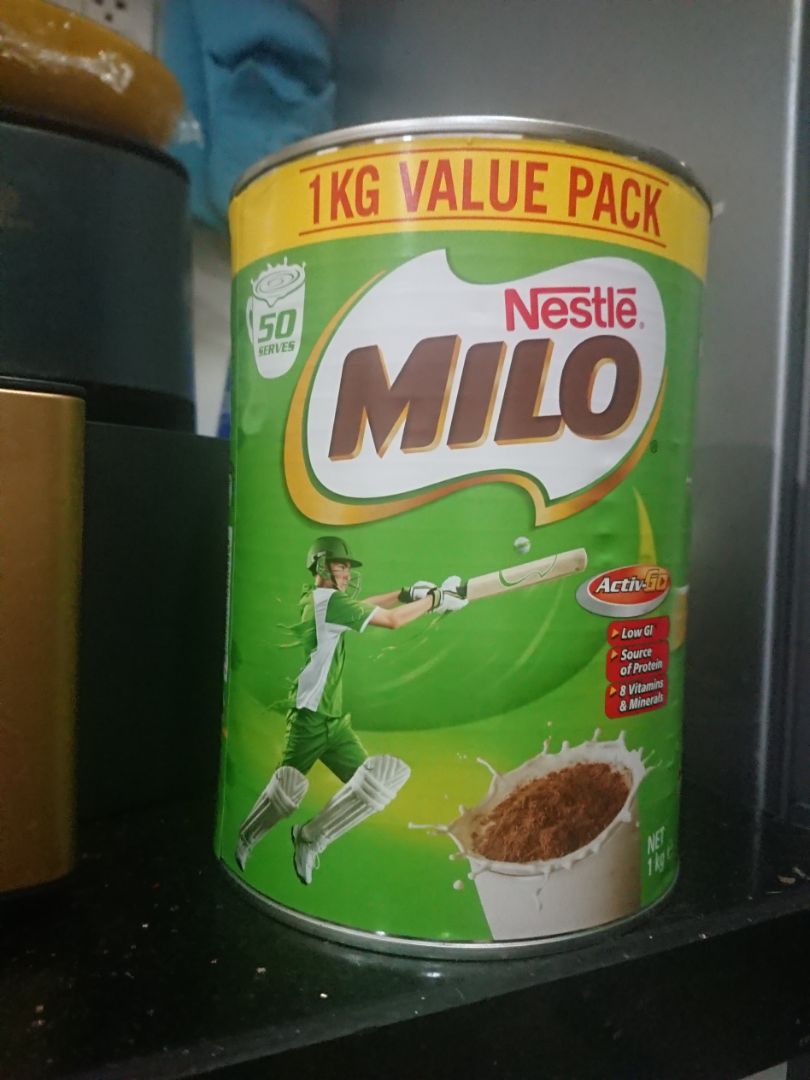 Mình đặt Tiki now nên giao hàng khá nhanh, sản phẩm được đóng gói, bao bọc kĩ càng. Vỏ hộp nhìn còn khá mới; thành phần của hộp của hộp cũng khác với hộp nhựa bình thường: bên hộp thiếc mình mua, trên vỏ bao bì sản phẩm chỗ thành phần không có sữa bột tách kem, bù lại tổng chiếc xuất lúa mạch của hộp thiếc là 35%, qua đó mình thấy được sữa ở hộp thiếc không thơm bằng sữa trong hộp milo bình thường nình hay uống. Nắp hộp được làm bằng thiếc hơi mỏng chút, nên mở ra không cẩn thận sẽ bị biến dạng.
Kết luận: sản phẩm ít béo hơn milo bình thường, đáng tiền mua.