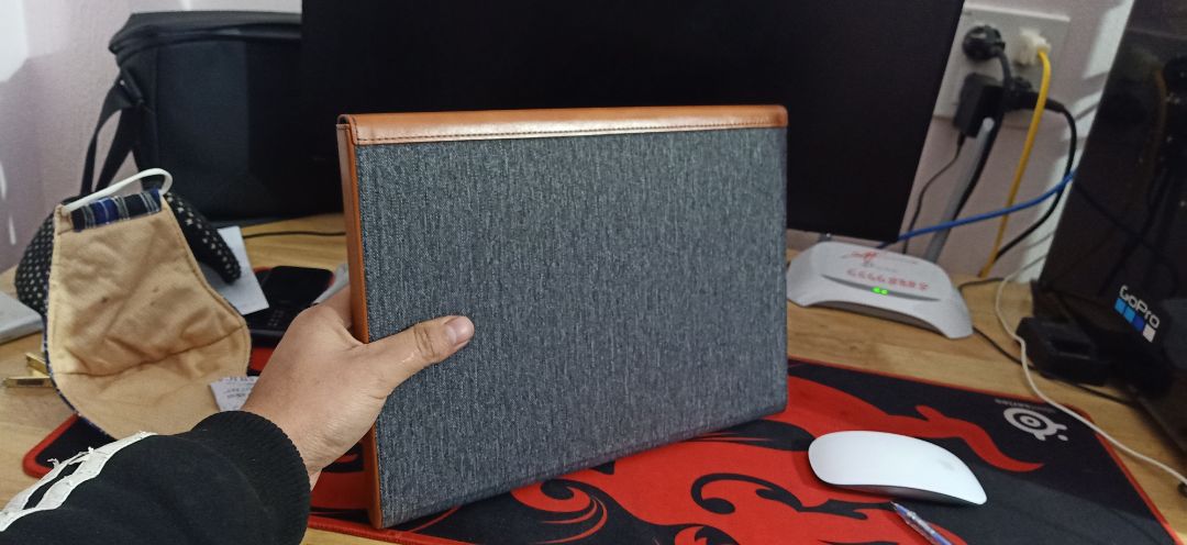 đóng gói rất đẹp, bọc nolon chống sốc các kiểu, đựng vừa vặn macbook pro 13" 
có đầy đủ phiếu bảo hành...
chỉ mỗi tội giao hơi lâu