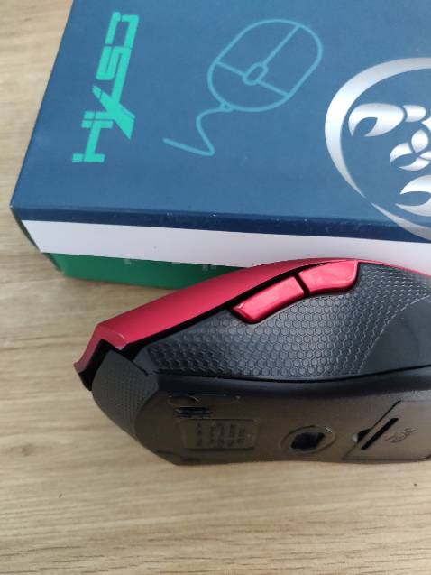 Chất lượng tệ hại, chuột nứt vỡ, không thể sử dụng.