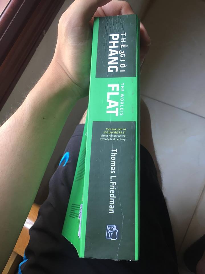 Mình đã đặt mua 2 cuốn sách cùng lúc bên Tiki, nhưng khi nhận cuốn Đắc Nhân Tâm thì chất lương rất tốt. Nhưng cuốn Thế Giới Phẳng thì lại không, sách mới mà bìa đã trầy xước, bìa vẫn còn keo dán trên bìa, và trang đầu tiên có những vết bẩn. Bản mới bìa sau của sách sẽ có mã tem và số seri nhưng cuốn này lại không có, bản mới đã in lần thứ 27 nhưng cuốn này chỉ là bản in lần thứ 24.