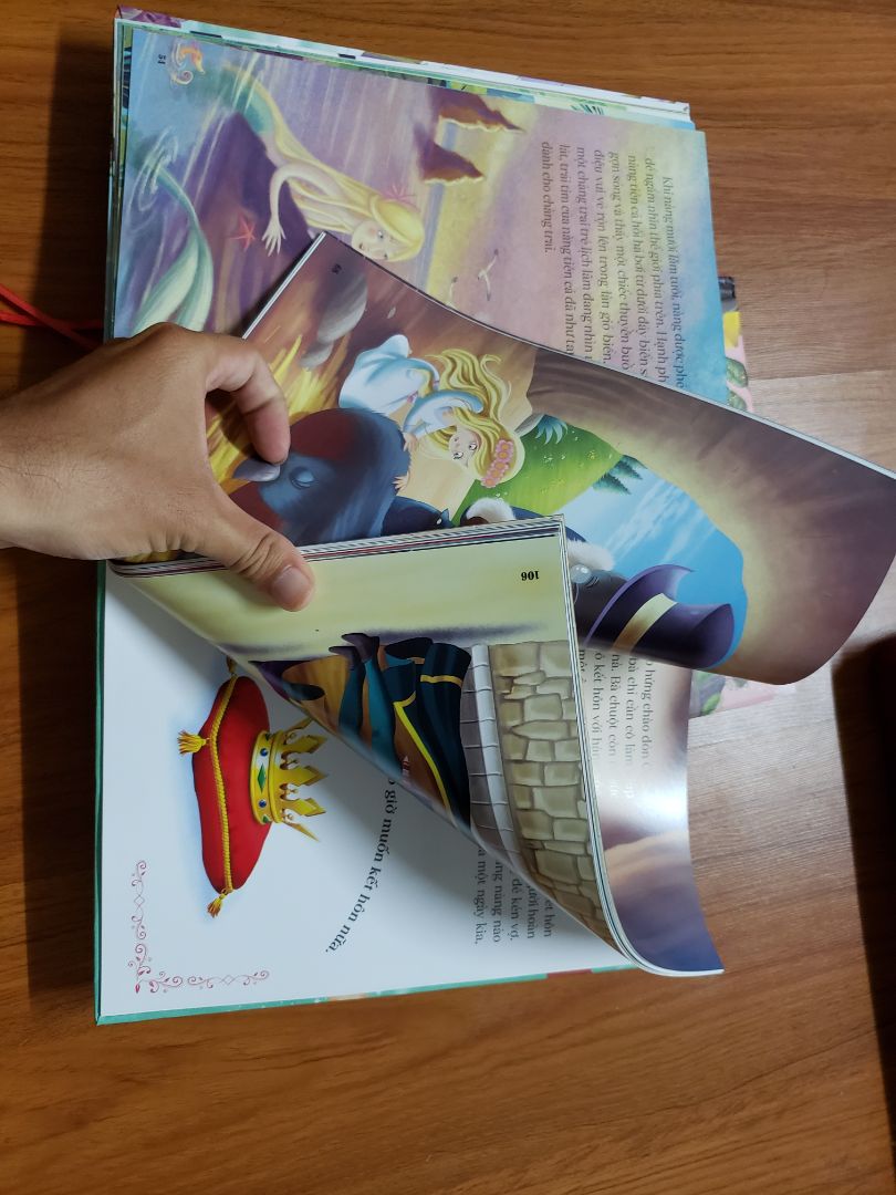 Sách hay nhiều hình ảnh minh họa rất sinh động trẻ rất thích. Bìa cứng có kim tuyến lấp lánh kèm theo.