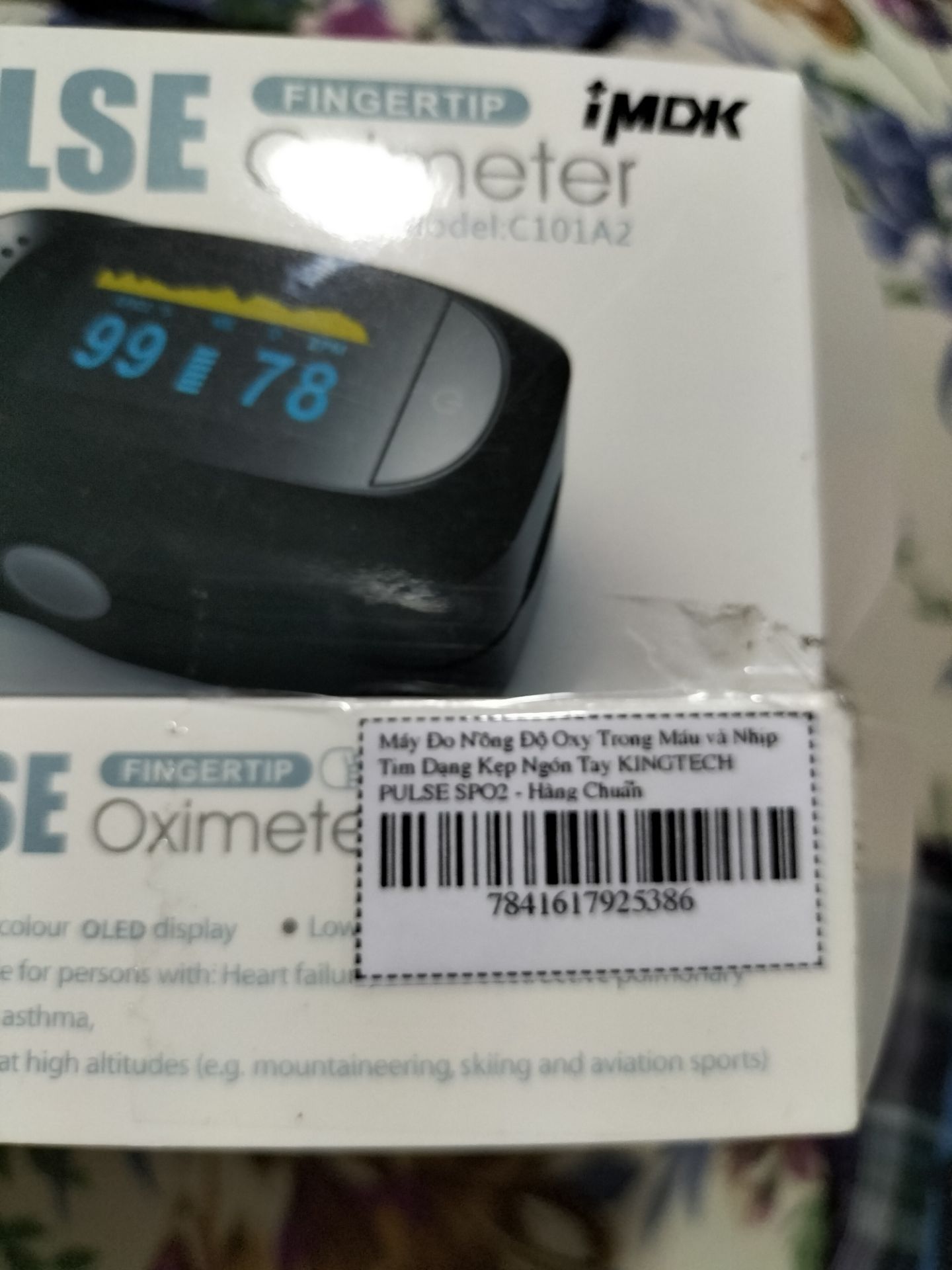 Vì sao tôi cho 1*?
1. Hầu hết người tiêu dùng (NTD) bình thường khi mua sp liên quan tới sức khoẻ đều sẽ nhìn vào NHÃN HIỆU để đặt niềm tin vì họ ko có thiết bị chuyên dụng để đo kiểm sp xem có chính xác hay ko.
2. Sp này quảng cáo là mang nhãn hiệu KINGTECH nhưng tuyệt nhiên trên sản phẩm cũng như bao bì ko thể hiện điều này, ngoại trừ cái PBH và HDSD. PBH còn ghi ko đúng model. trên hộp còn in cái logo iMDK nữa kìa.
3. Tìm trên các chợ online khác như L***, SH*** thì thấy trong rất nhiều review của người mua có các hình ảnh y chang sp này, chỉ khác cái nhãn hiệu, và giá cả thì cũng nhiều kiểu luôn.
Từ 3 điều trên, nên hiểu thế nào cho đúng: đây là sp OEM đc nhà bán mua lại đâu đó và đặt nhãn hiệu. Điều mà mình thấy tệ ở đây là họ ko thèm in cái Logo KINGTECH lên hộp luôn mà chỉ dán nhãn phụ bằng băng keo thông thường, điều mà người bình thường nhất cũng làm đc.
Đây là review mang tính cá nhân để cho người mua có thêm thông tin để quyết định. Chứ thật sự hiện tại thì mình đang cảm thấy bị ***.