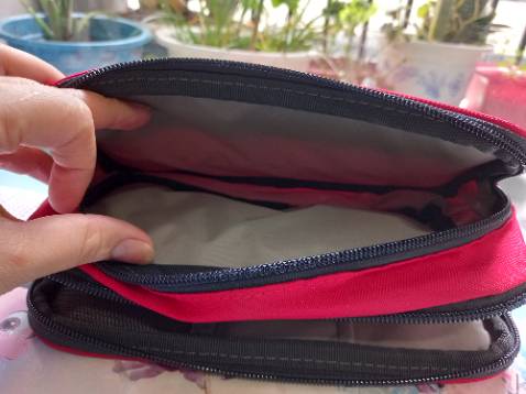 Túi may chắc chắn, nhỏ gọn mà nhiều ngăn, để được nhiều bút, thước. Gọn gàng tiện lợi lắm.