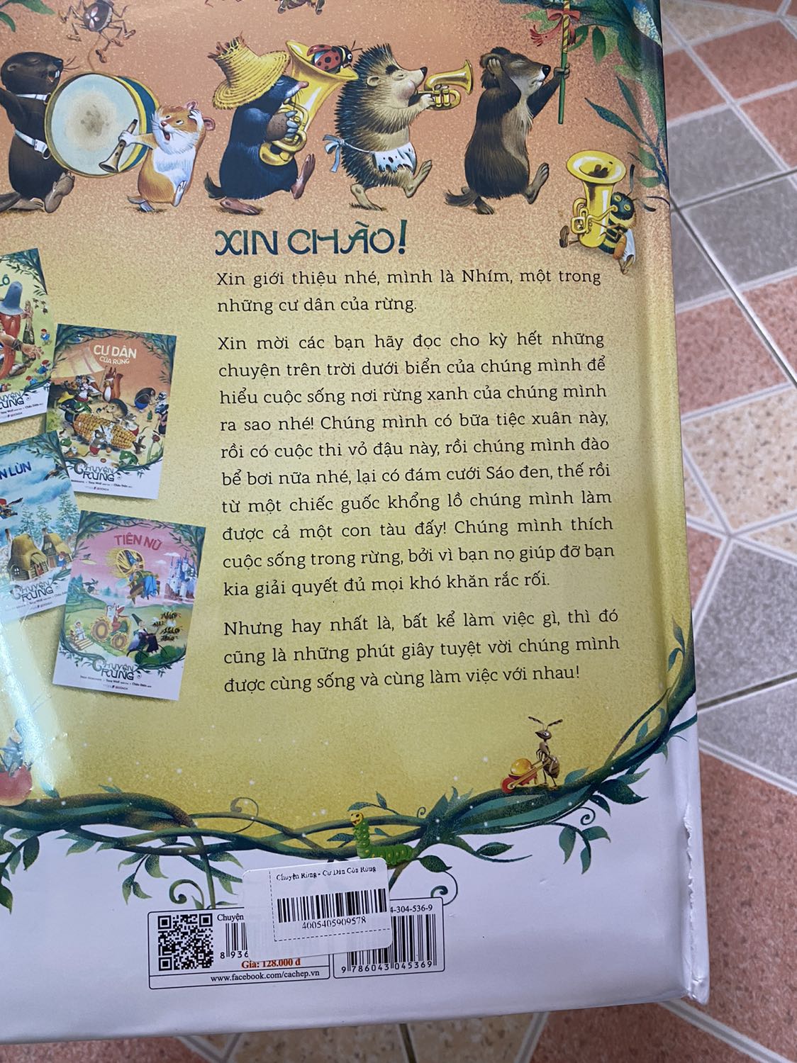 Nhận sách vẫn còn bọc kiếng mà bị rách bên trong như vậy đây. Nhà sách ko kiểm tra mà giao sách rách như vậy cho khách. Đề nghị đổi lại giúp mình.