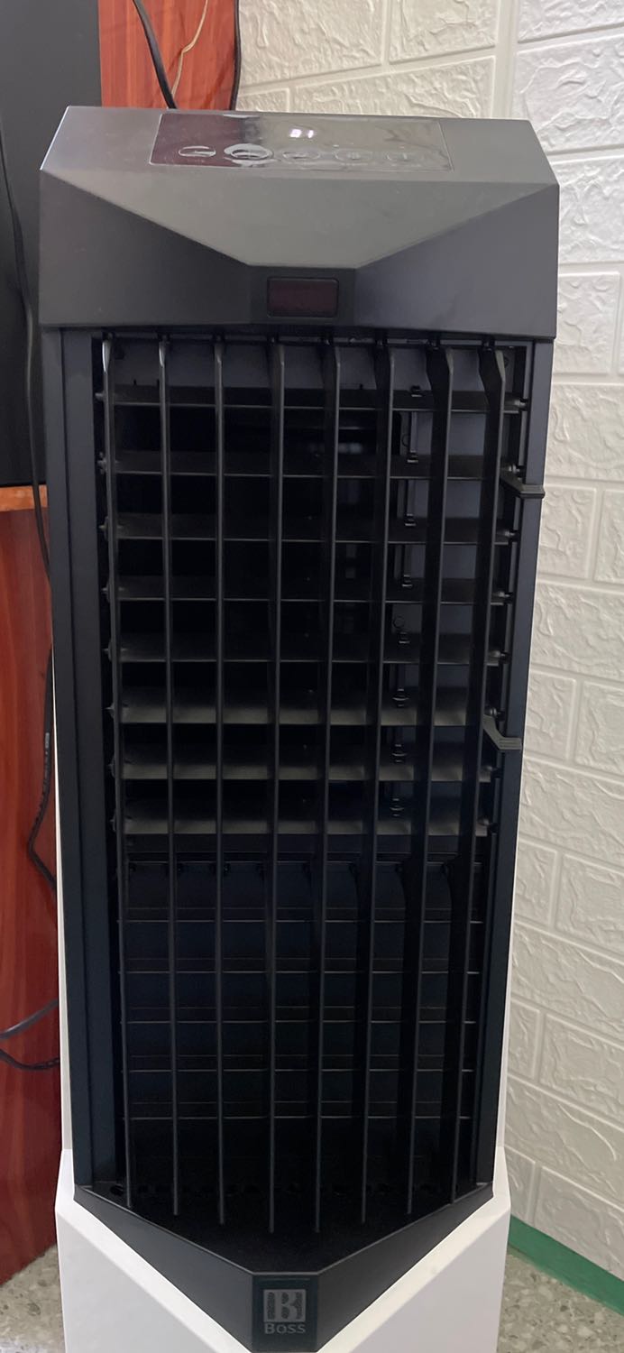 Quạt thiết kế đẹp, tông màu trắng đen đơn giản mà sang trọng.
Độ hoàn thiện của sản phẩm tốt.
Quạt mát, khe cửa hơi hẹp tí nhưng công suất lớn, có thêm điều khiển từ xa.
Chế độ làm mát tốt, giảm được khỏang 3 độ, gió thổi ra dễ chịu.
Quạt không quá ồn ngay cả khi bật chế độ làm mát.
Ngăn chứa nước 14l đủ dùng khoảng 24 tiếng làm mát liên tục.