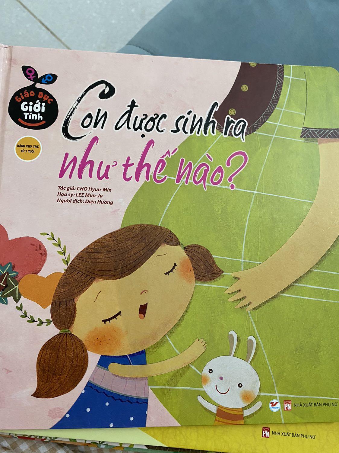 Sách bìa cứng, hình minh hoạ đẹp tuyệt, dễ hiểu dễ đọc, bé nhà mình vô cùng thích thú