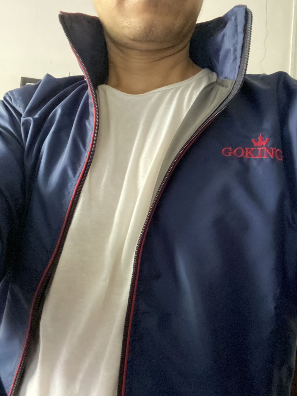 Kiểu dáng, màu sắc rất đẹp. Áo này rất hợp mặc trong thời tiết lạnh khô.