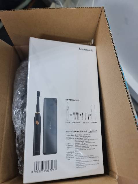 Bộ sản phẩm rất chỉn chu luôn, có hẳn 4 đầu chải đi kèm và hộp để mang đi du lịch nếu cần nữa chứ. 100 điểm luôn