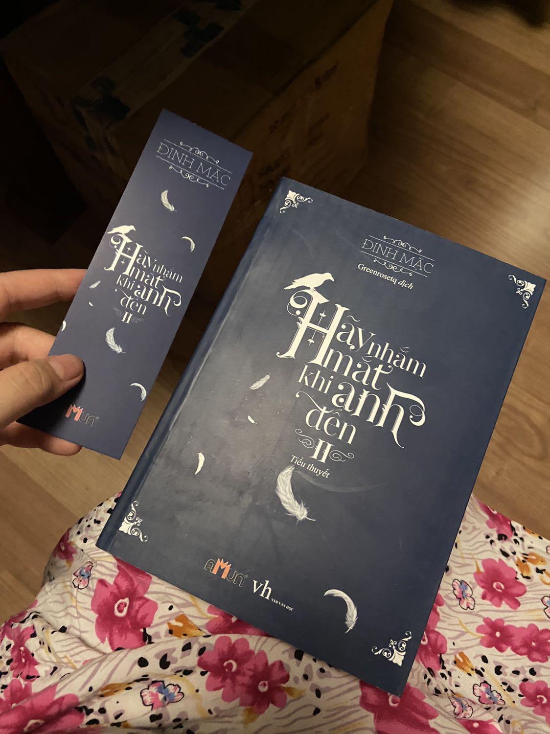 Truyện không có màng co nên chỗ cạnh hơi bẩn tẹo. Nhưng mà kể ra thì mình cũng không khó quá nên thôi. Tốc độ giao đúng nhanh. Đặt lúc 9:30 mà đâu 14:15 gì là có người giao rồi (giao hàng tiêu chuẩn á)