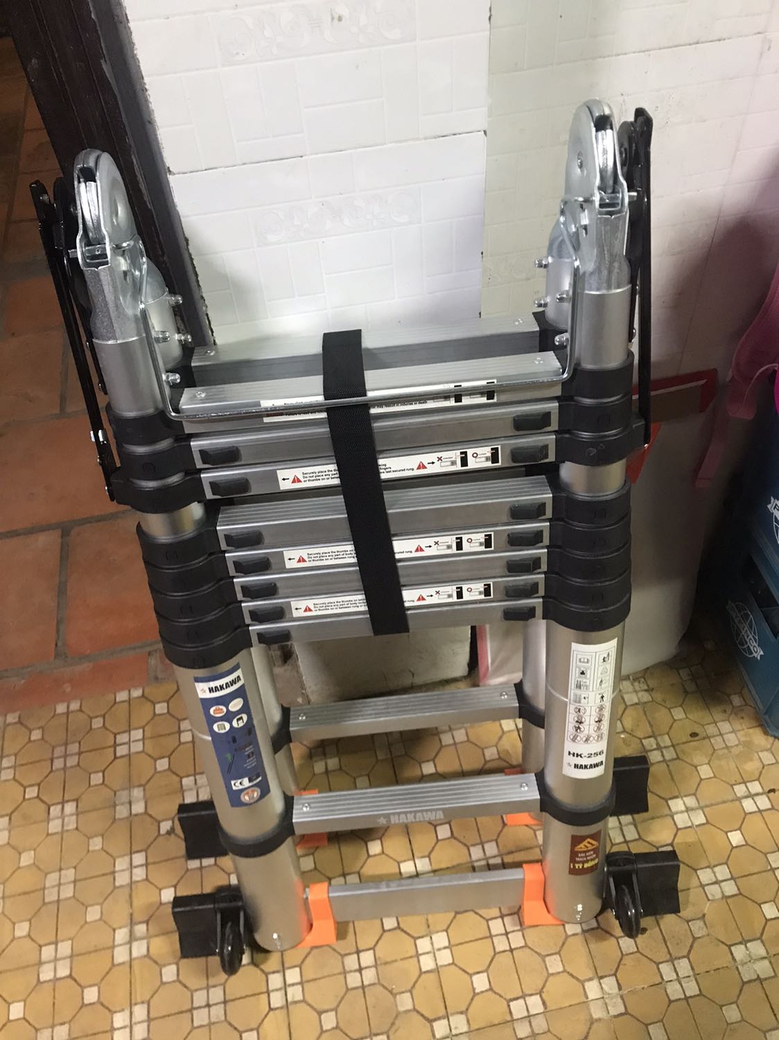 Trước giờ cứ mong sao có đủ tiền mua cái thang như vậy, làm liều cuối cùng cũng về tay mình, hàng đẹp sắc sảo, hơi nặng nhưng chăc chắn