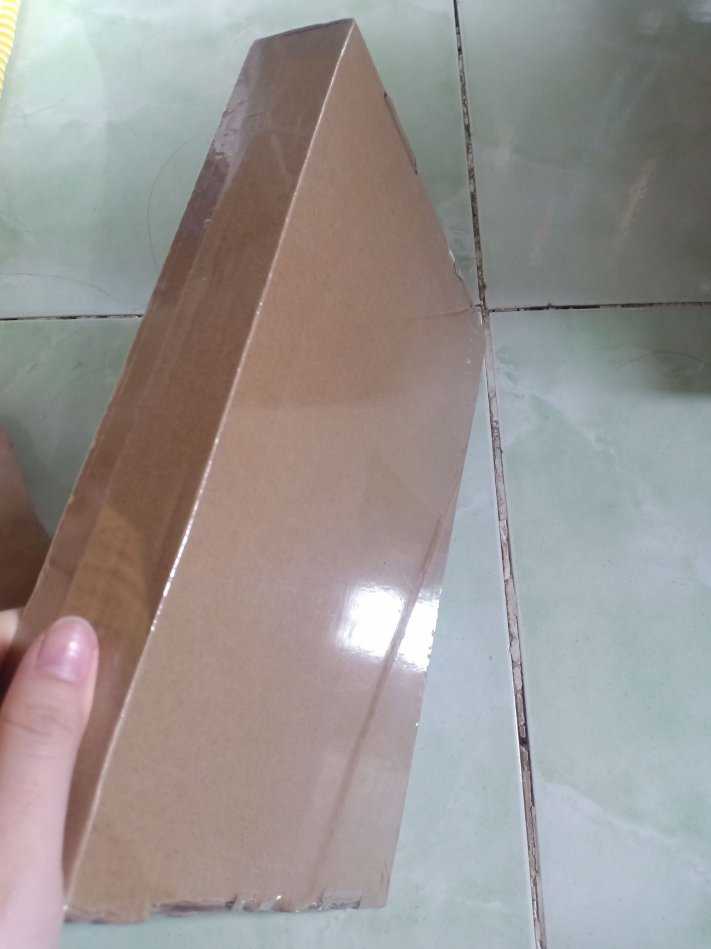 Hộp đựng chỉnh chu.
Tủ khi nhận sẽ là những mảnh ghép, kèm theo tờ hướng dẫn và ốc vít. Ráp lại cũng tốn chút thời gian, :)
Sản phẩm giống như hình minh họa, kích thước nhỏ gọn, bé bé xinh xinh.