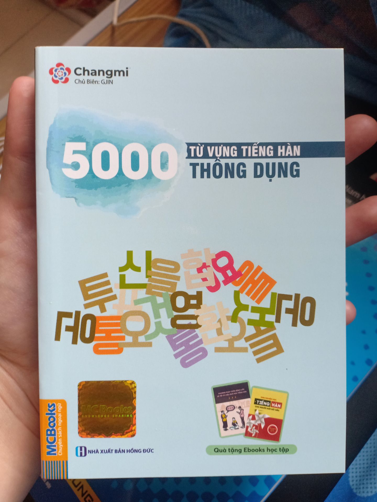 Về hình thức thì màu sắc của sách rất là xinh, nhìn vào rất có động lực học hành. Mỗi mục phụ âm được tô một màu nên việc tìm từ cũng rất nhanh. Về nội dung thì mỗi từ có kèm theo phiên âm và có ví dụ, trình bày gọn gàng. Việc đóng gói cũng được làm cẩn thận, giao hàng nhanh chóng.