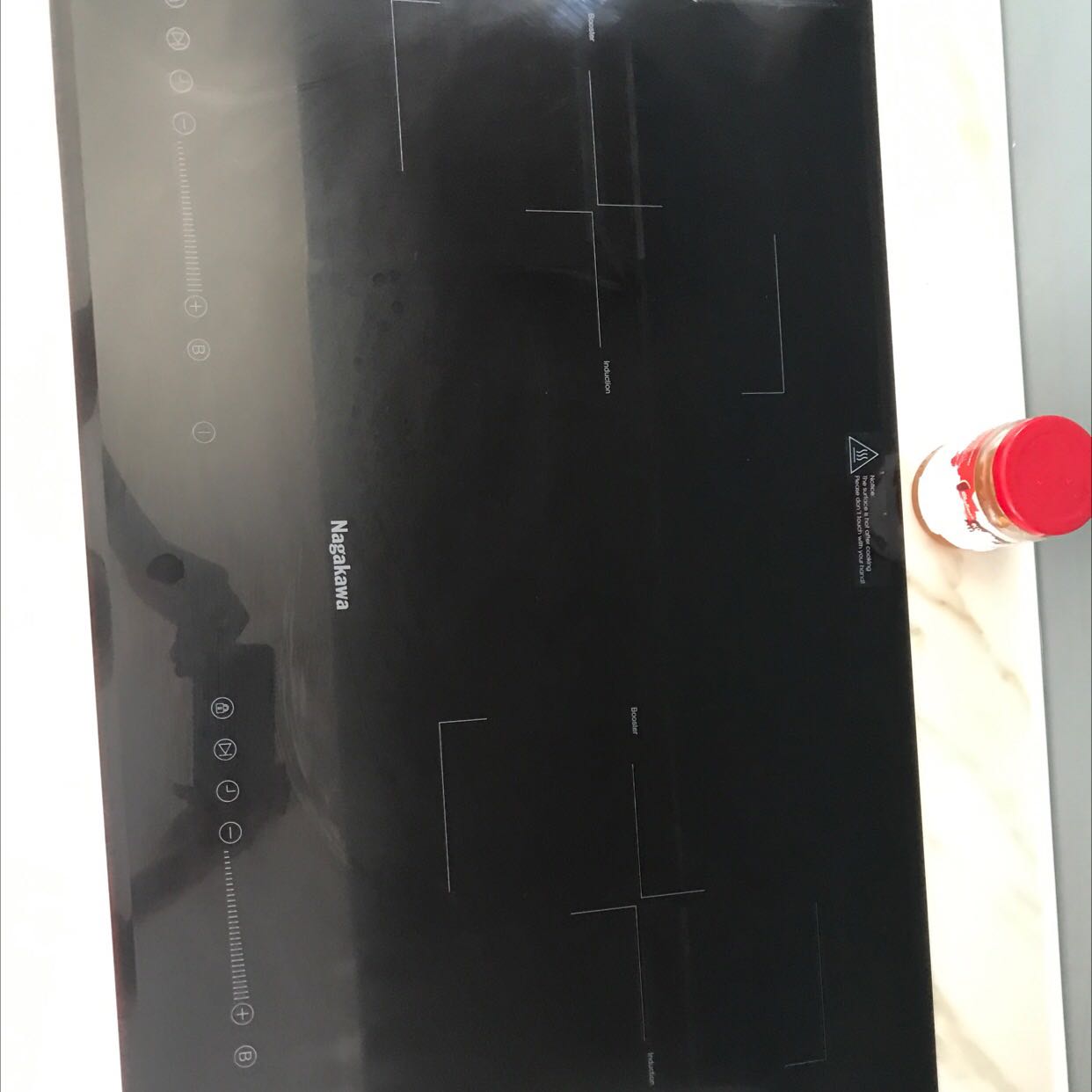 Thiết kế mỏng, đẹp. Nút cảm ứng nhạy. Làm nóng nhanh: Không gây ồn. Vệ sinh dễ dàng sau khi nấu.