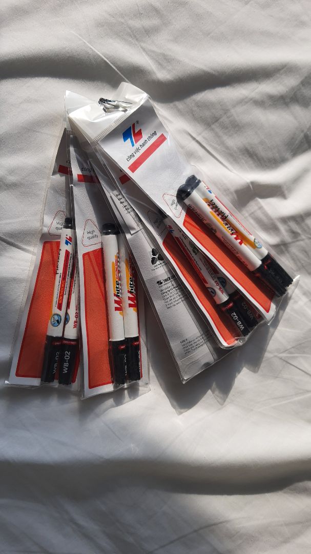 mình mua 30 cây cho 3 màu mà quy cách đóng gói khác nhau như hình mình chụp và giao khác đợt. Hàng VN chất lượng cao. Ủng hộ.