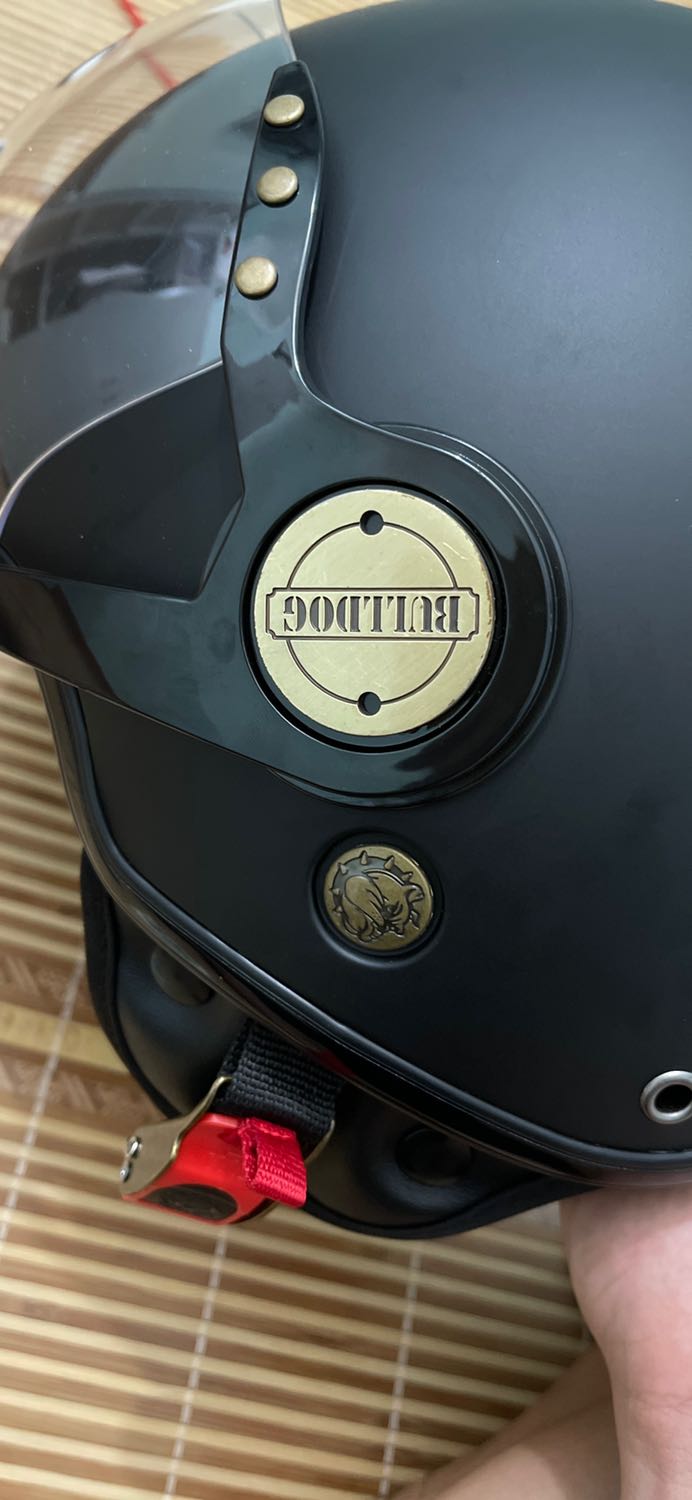 Đánh giá ngoại quan thì mũ có vẻ dày dặn khá ổn, tuy nhiên chốt kính có logo gắn ngược mất thẩm mĩ. Mũ thiếu tem nhãn ngày sx. Tiki giao hàng trễ 2 ngày xin phép trừ 1 sao