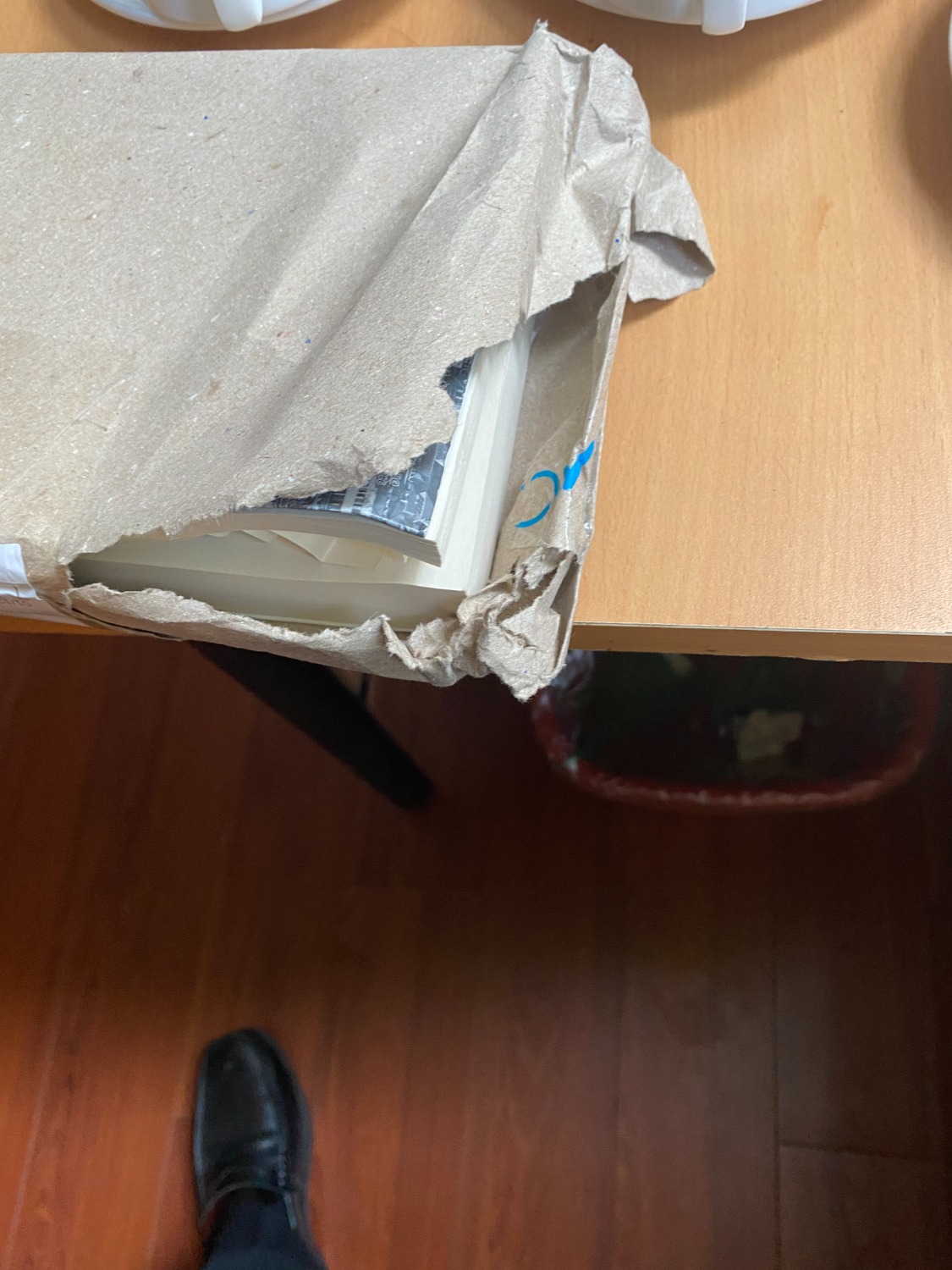 Bìa mềm nhưng không được bọc và đóng hộp cẩn thận.