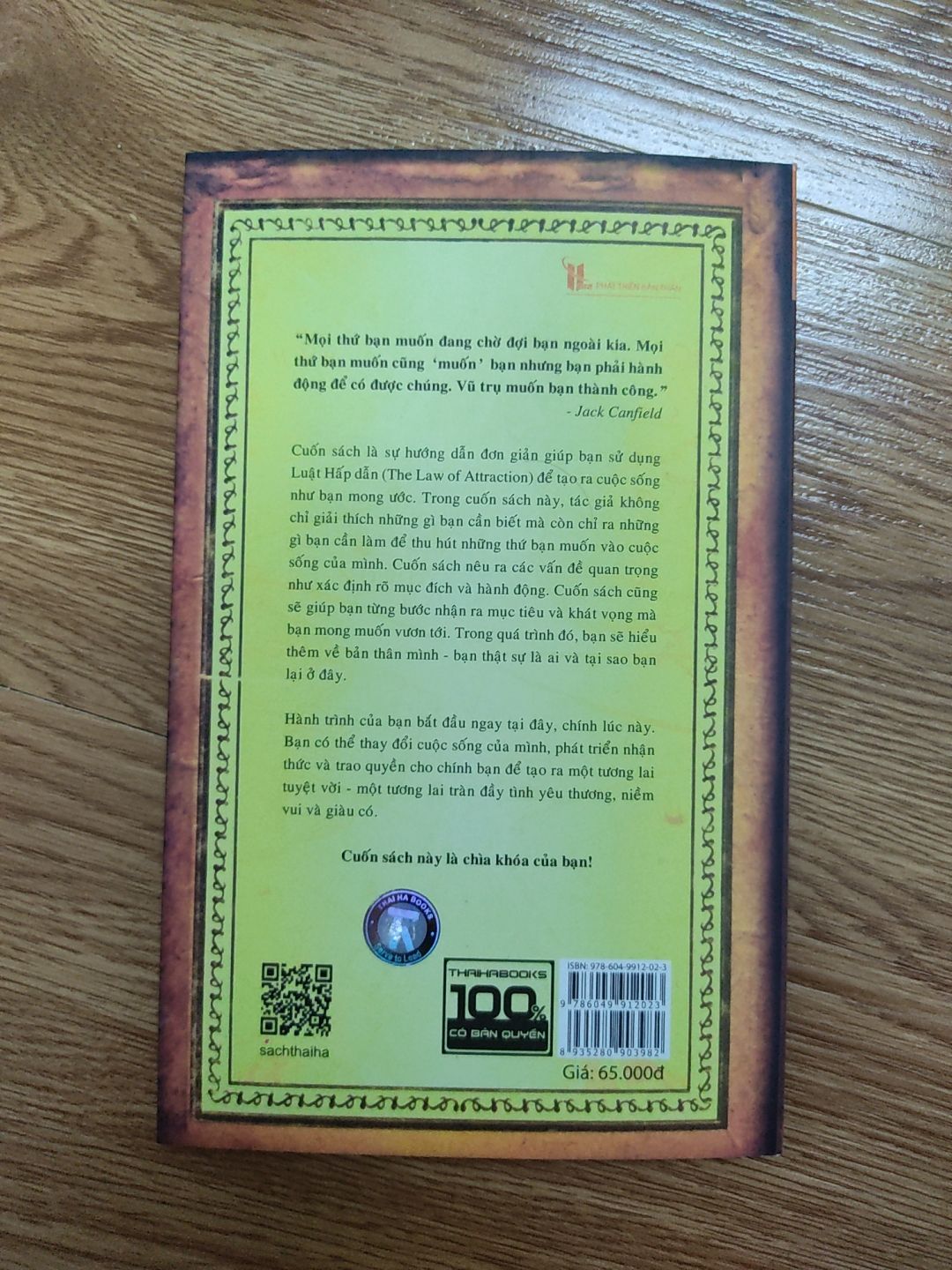 Đợt này mình mua lúc giao hàng nhìn hộp giấy bị rách thảm thương mà lo không biết sách có bị gì không. May mà không sao, chất lượng vẫn còn tốt. Cuốn này được bọc kiếng nên vẫn còn sạch đẹp.