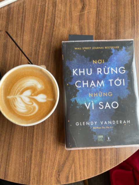 Mình đọc cuốn này sau khi xem Wakanda Forever nên ban đầu cứ nghĩ đây sẽ là kiểu truyện giả tưởng, Và Ursa thực sự đến từ 1 chòm sao cơ, cuốn này càng đọc về sau càng cuốn hút, hấp dẫn.
Mình thích cách tác giả miêu tả về cảnh vật, về khu rừng, và cả về các món ăn nữa, tất cả đều khá sống động.