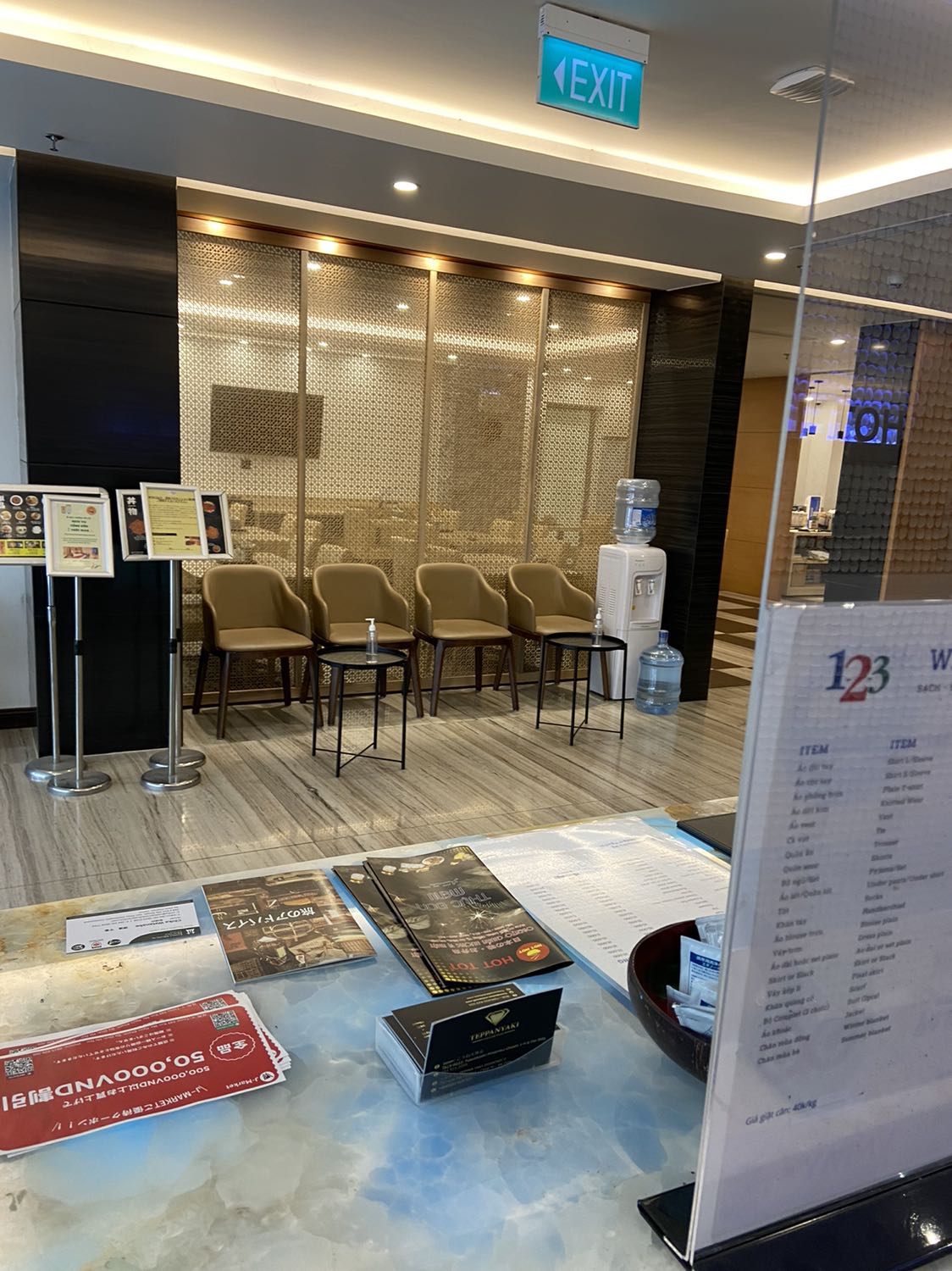 Đặt hàng giao nhanh 2h tiện lợi nhanh chóng. Đóng gói nguyên vẹn kỹ càng đàng hoàng chất lượng. Mua cho công ty nên việc xuất hoá đơn đỏ rất là chuẩn chỉnh đầy đủ rất tốt cho các doanh nghiệp cần xuất hoá đơn đỏ điện tử. 

Mong các đơn hàng sách cũng được TIKI bọc và đóng gói chèn lót kỹ càng tốt hơn như thế này.