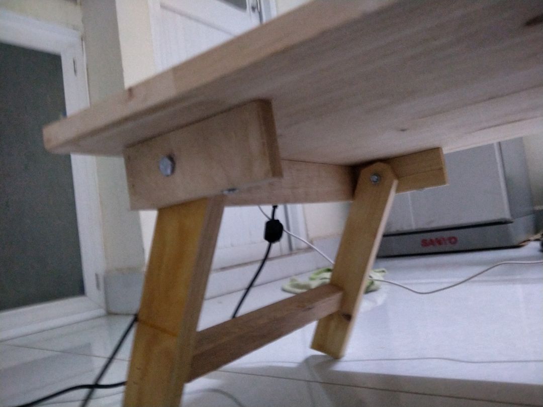 hàng ko giống mẫu. lỏng lẻo ko chắc chắn. ko đán mua. thà mua cái bàn xếp tiện lợi rẻ hơn thì đáng  hơn là mua cái tấm gỗ mà đống thêm 3 thanh gỗ bằng 6 con ốc cái gắn 2 cái chấn với 4 cái bulong 4 góc. hàng làm cho có chứ chất lượng chỉ có cái mặt chứ cái chân thì thôi bỏ đi