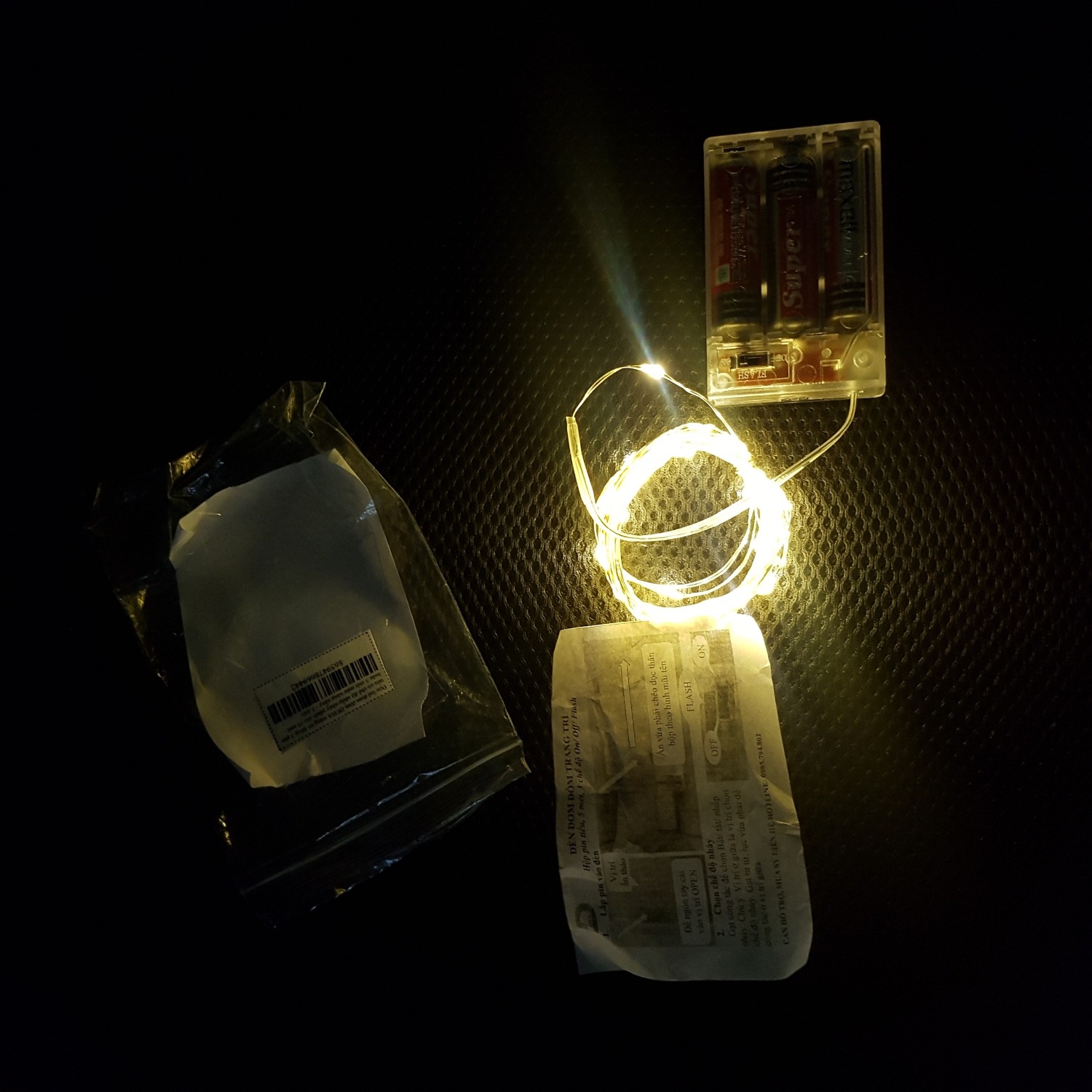 Cám ơn Shop và Tiki. Đèn có công tắc chuyển 3 chế độ On/Off/ NHÁY chứ không như 1 số đèn ở shop khác chỉ On/Off. Mình mua loại 5 mets đèn đẹp lắm.