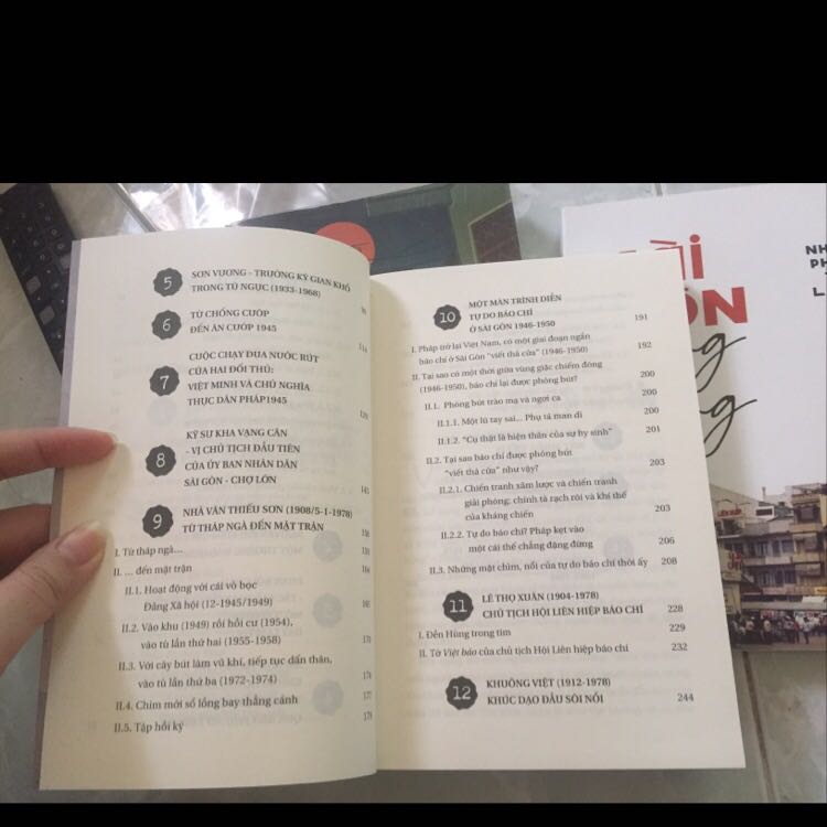 Mình thích đọc về Sài Gòn nên tìm mua cuốn sách này. Nội dung sách chủ yếu xoay quanh những câu chuyện về các nhân vật nổi tiếng ở Sài Gòn lúc đó.