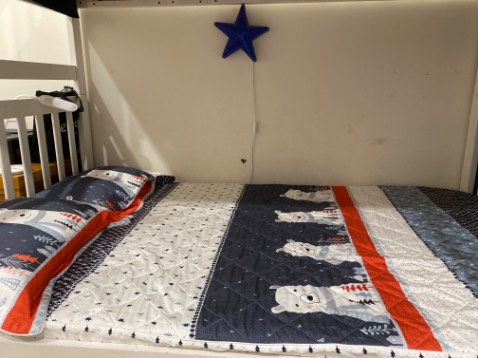 Hàng everon ko chê điểm nào, chất liệu thoáng khí thấm hút mồ hôi, chần bông dày dặn, đường may đẹp, hàng có tem quality pass. 
Nhà mình đã xài rất nhìu loại và chỉ ưng mỗi ga gối everon, chất liệu tencel và modal