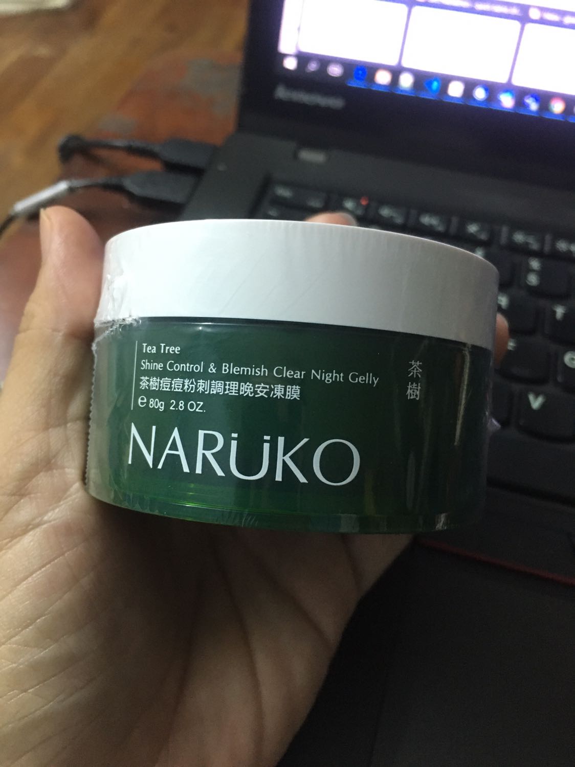 Sản phẩm đóng gói cẩn thận, chất gel nhẹ, thấm nhanh và mùi không nồng mà hơi the. Da mình nhạy cảm và có nhiều mụn li ti, đổ dầu, sau khi sử dụng sản phẩm vài ngày không bị kích ứng, đỡ dầu và các mụn li ti cũng nhanh se lại hơn. Cảm thấy sản phẩm phù hợp với da nên sẽ sử dụng thường xuyên để cải thiện da.