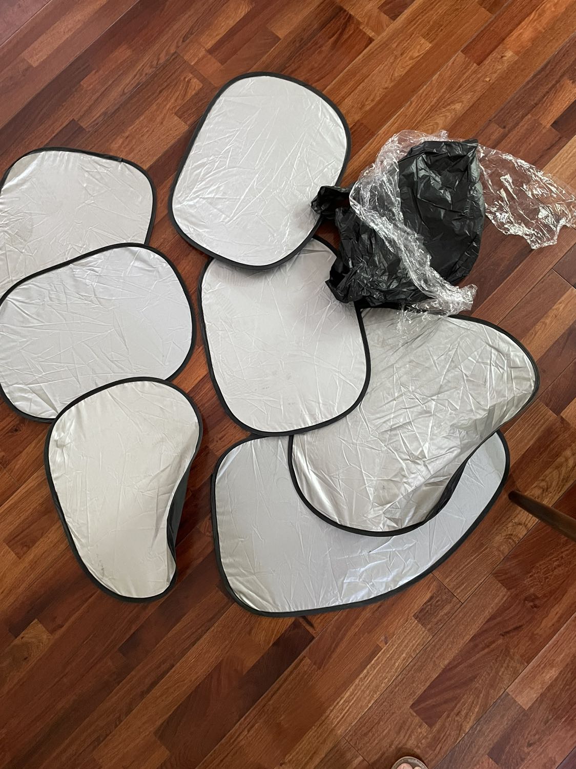 Ảnh chụp giới thiệu SP có miếng kép che nắng kính lái. Khi giao lại ko có