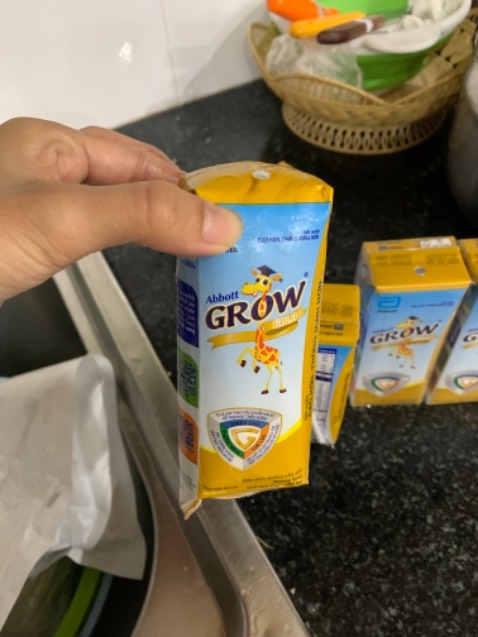 thùng sữa khi khui ra bị ướt và có mùi rất hôi, thì có 1 lóc hộp sữa bị phồng ra, nước chảy qua những lóc khác cũng có mùi làm mình ko dám lấy sử dụng cho con