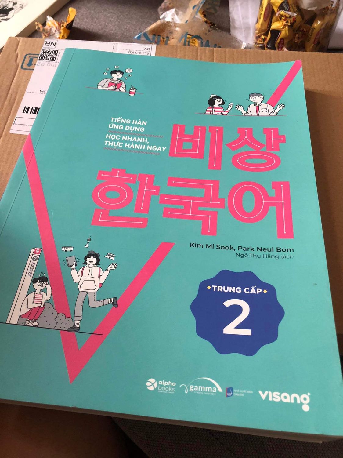 Sách mua mói mà như sách trưng bày vậy á , mình rất mong chờ cuốn này nhưng k nghĩ bìa nó lại cũ như vậy , k hề có lớp nilon bảo vệ như ảnh khách đánh giá. Mép sách còn hơi bung ra nữa haizz