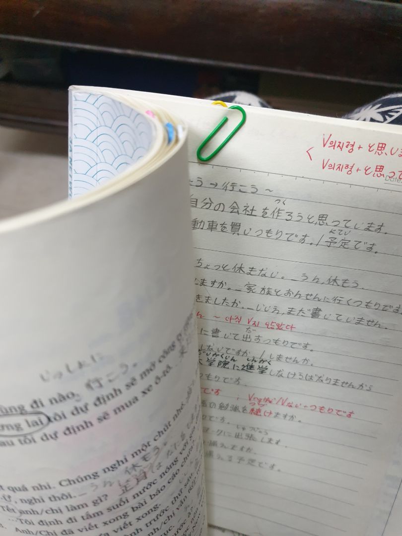 Kẹp siêu xinh luôn ❤
Lúc đầu mình định mua loại k màu = kim loại nhưng k có nên mua tạm hộp này. Mua về mới thấy đúng đắn, siêu cute lun. Ship cũng nhanh nữa 👍