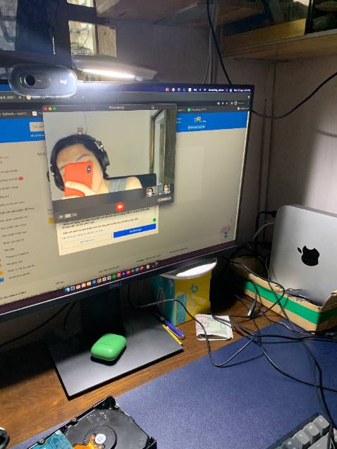 Nhận xét của mình như sau:
- Chất lượng hình ảnh ok với 720p, tốt hơn so với mình nghĩ.
- Âm thanh từ mic cũng khá tốt, mình quay video thử lúc trời mưa nhưng âm thanh cũng khá ổn, nghe được tốt và không bị quá ồn do tiếng mưa.
- Kẹp trên màn hình máy tính cũng khá ổn, di chuyển và thay đổi góc camera khá tiện lợi.
- Hàng hoá đóng gói kỹ.
- Nhân viên giao hình lịch sự, tuân thủ và giữ đúng khoảng cách an toàn khi giao hàng.
- Mình sử dụng trên Mac Mini M1, chỉ cần kết nối vô cổng USB là sử dụng được liền không cần cài đặt phức tạp. Mình nghĩ chắc Windows hay Mac gì thì tính năng làm việc cũng sẽ như nhau thôi.
- Mình không rõ cảm nhận của mình có đúng không nhưng sau khi quay video thử bằng OBS liên tục sau tầm 20-30 phút thì webcam có vẻ hơi nóng.

Cảm ơn dịch vụ của shop nhé. Hy vọng sẽ có dịp ủng hộ shop tiếp :)))))