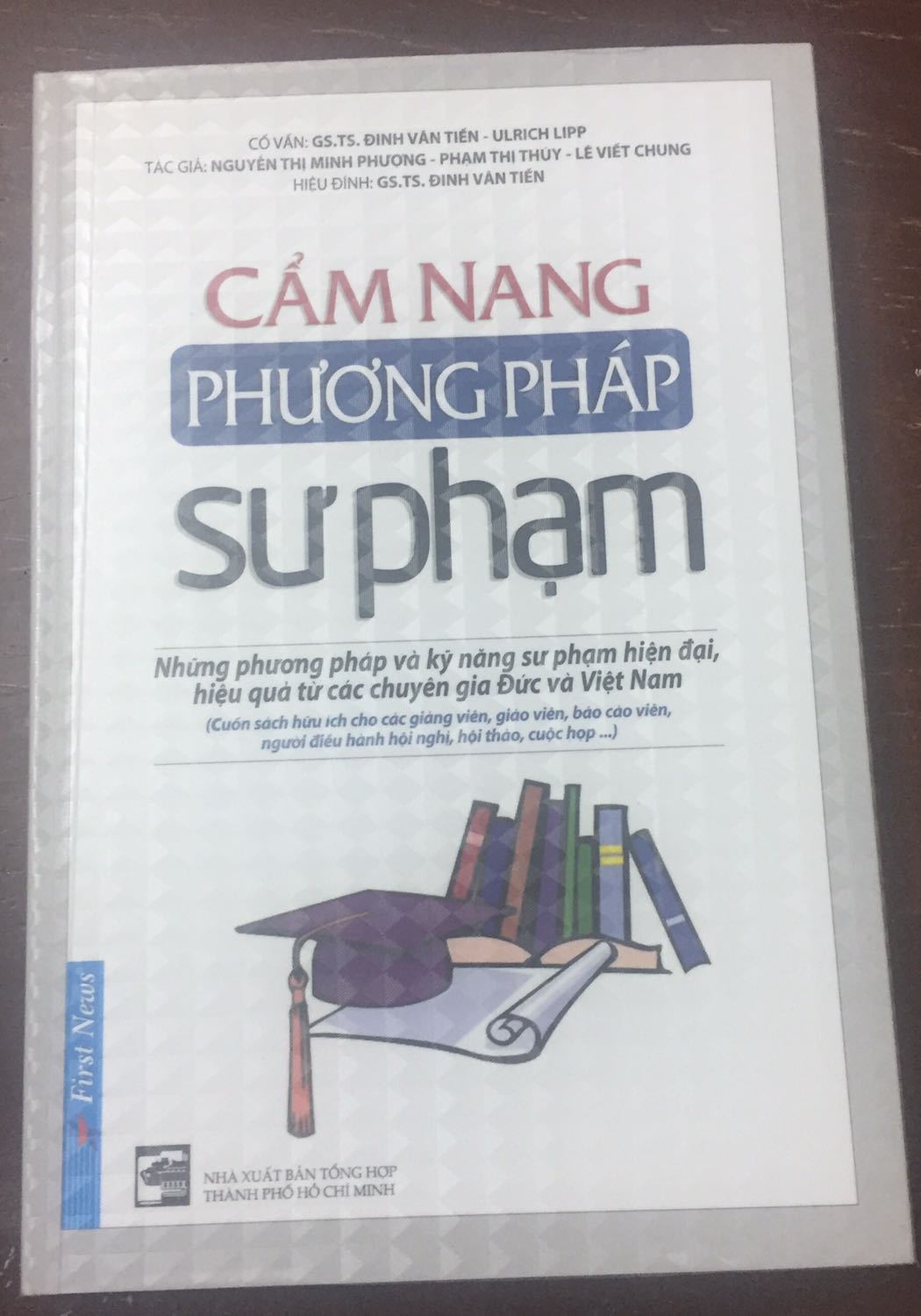 Sách viết khá hay. Trình bày rõ ràng. Bản in chất lượng. Lại còn được giá sale so với giá bìa. Nếu giá bìa tầm như giá sale thì sẽ đến được nhiều với các bạn sinh viên sư phạm và các thầy cô hơn. Vì các thầy cô lương cũng không cao như các ngành nghề kinh tế hoặc cùng lương như một số ngành nhưng trọng trách áp lực hơn. Do đó, mong rằng sách sẽ có giá bìa tốt hơn, đến với các thầy cô và sinh viên nhiều hơn thì sẽ tốt hơn. Cảm ơn mọi người đã đọc đến đây!